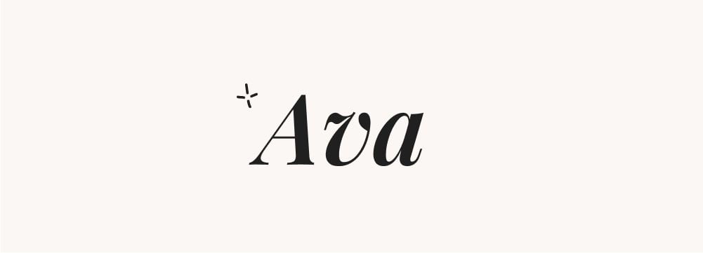 Ava, présenté dans une belle scripte, illustrant la popularité de prénoms féminins courts et modernes.