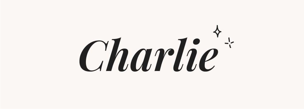 Avec une typographie claire et affirmée, Charlie est un prénom mixte de plus en plus populaire, symbole de vivacité et de charme