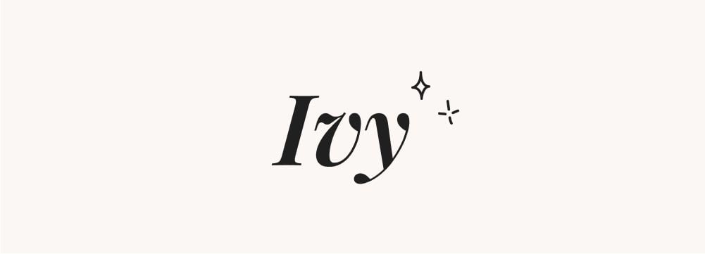 Ivy, montré dans un style minimaliste, un prénom court qui évoque la nature et la simplicité élégante