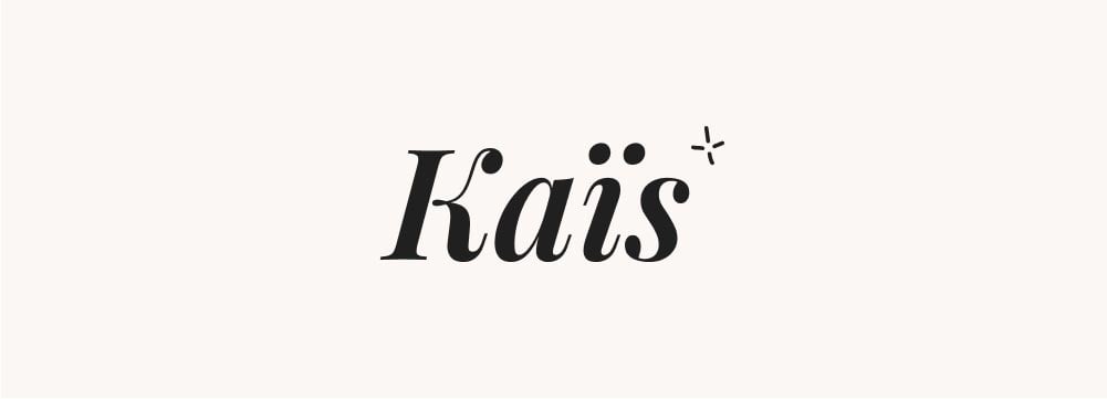 Le prénom Kais est montré en typographie stylée, pour un prénom court et musulman pour garçon.