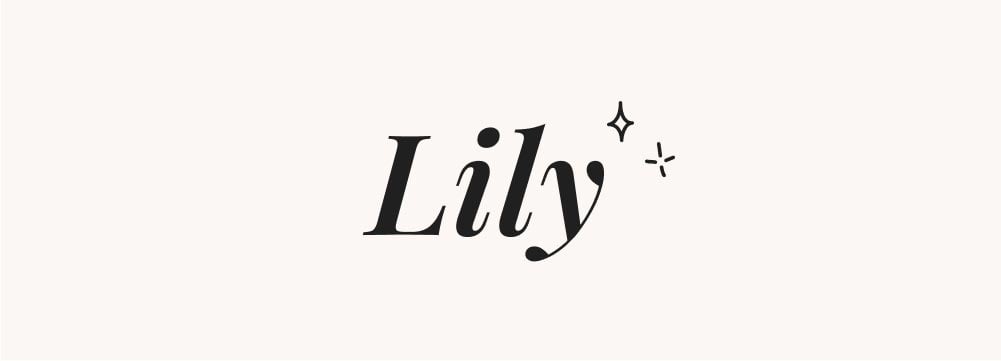 Lily, écrit en lettres cursives, symbolisant un prénom court qui est à la fois classique et gracieusement féminin.