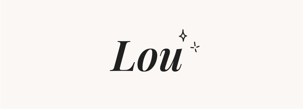 Prénom tendance 2024, Lou reste un choix de prénom populaire pour sa simplicité et son élégance intemporelle, particulièrement apprécié pour sa brièveté.