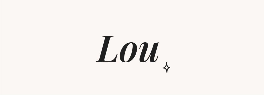 Image montrant le prénom Lou en élégante typographie cursive. Recherche de prénoms féminins courts, contemporains et faciles à porter.