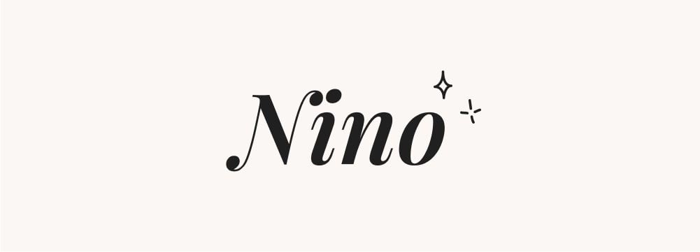 Nino est illustré en script décontracté, idéal pour un prénom de garçon court et branché.