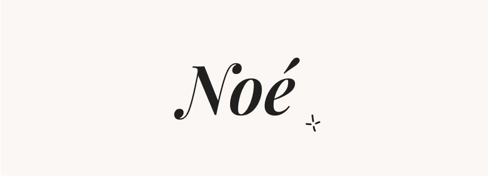 Le prénom Noé se montre en typographie stylée, pour un prénom court et tendance pour garçon.