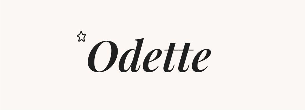 Le prénom Odette en lettres noires classiques sur fond blanc, symbolisant le renouveau des prénoms vintage, prénoms féminins du début du siècle, noms anciens remis au goût du jour, tendances 2024.