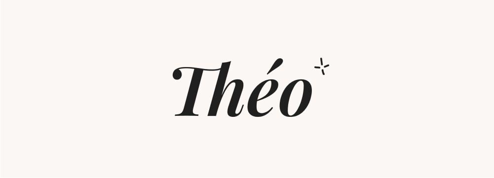 Théo est écrit en lettres fluides et dynamiques, parfait pour un prénom de garçon court et à la mode.