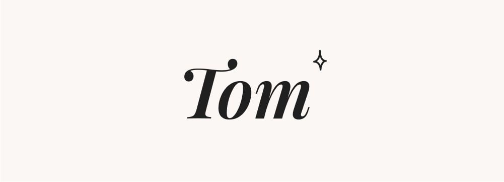 Tom se révèle en lettres fluides, un choix populaire pour un prénom de garçon court de trois lettres.