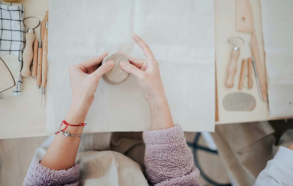 Meilleure activité EVJF pour une femme enceinte future maman : atelier de poterie. Activité créative et relaxante idéale pour les participantes de l'enterrement de vie de jeune fille.