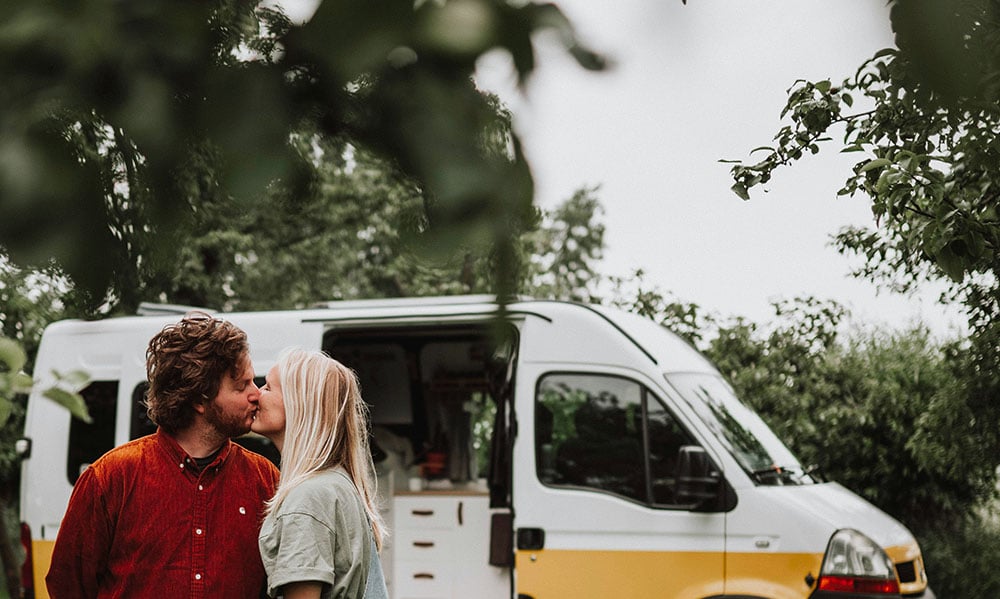 Babymoon en France en van aménagé, une idée voyage pour futurs parents. Couple partageant un moment intime en pleine nature, parfaite alternative pour une escapade en toute liberté avant l’arrivée du bébé.