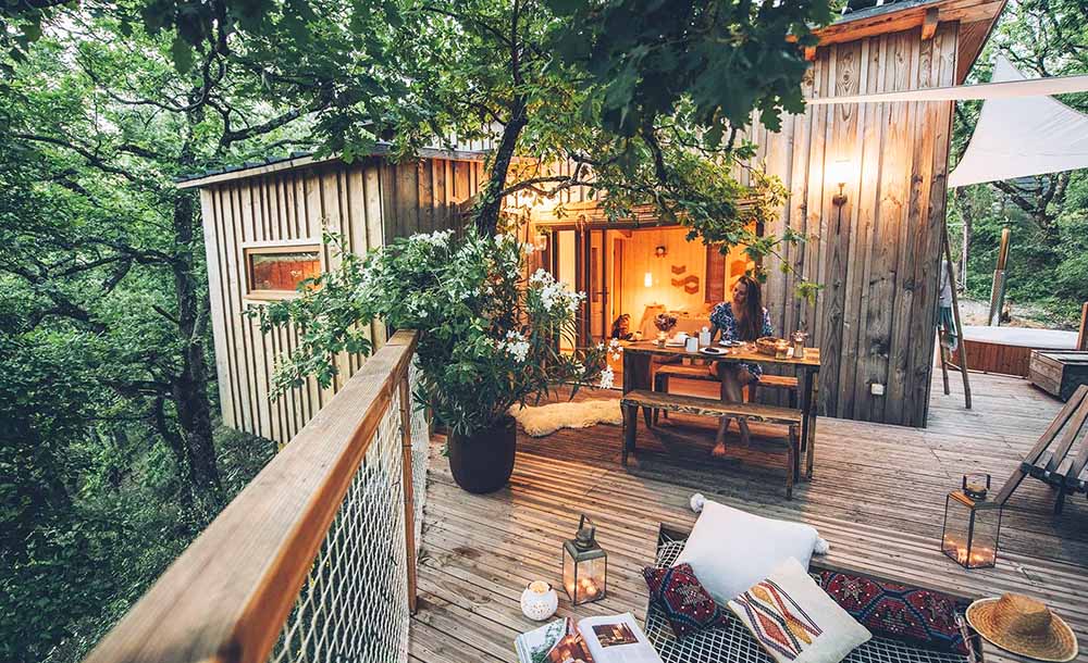 Cabane dans les arbres pour une babymoon nature. Destination de rêve pour les couples enceinte à la recherche d'une escapade unique en pleine nature pendant la grossesse.