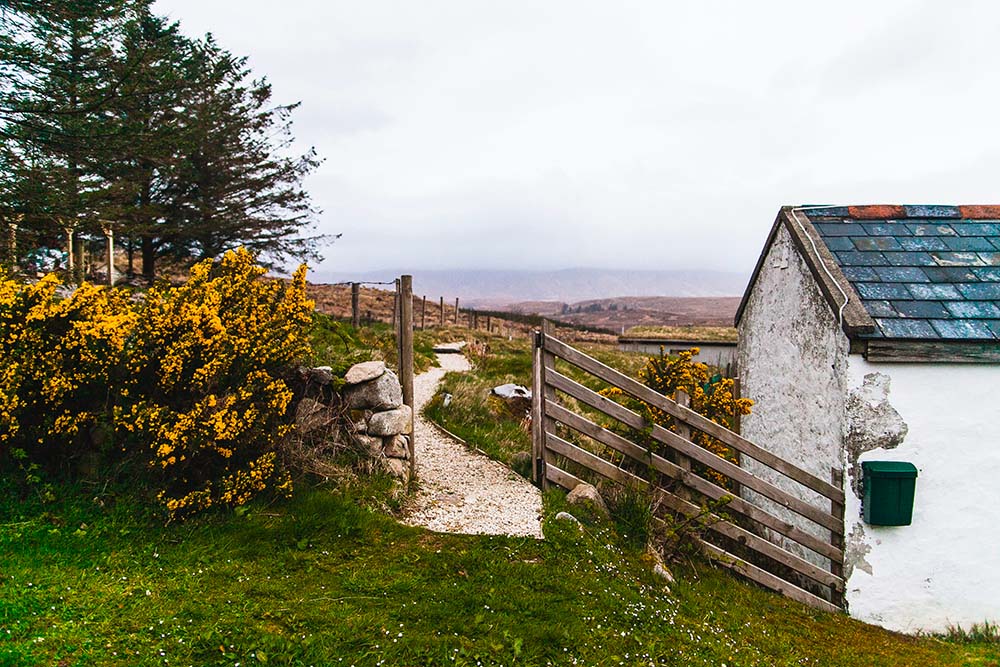 Idée voyage babymoon pas cher pour une grossesse au calme. Séjour nature dans un cottage rustique, parfait pour une escapade tranquille avant l’arrivée de bébé.