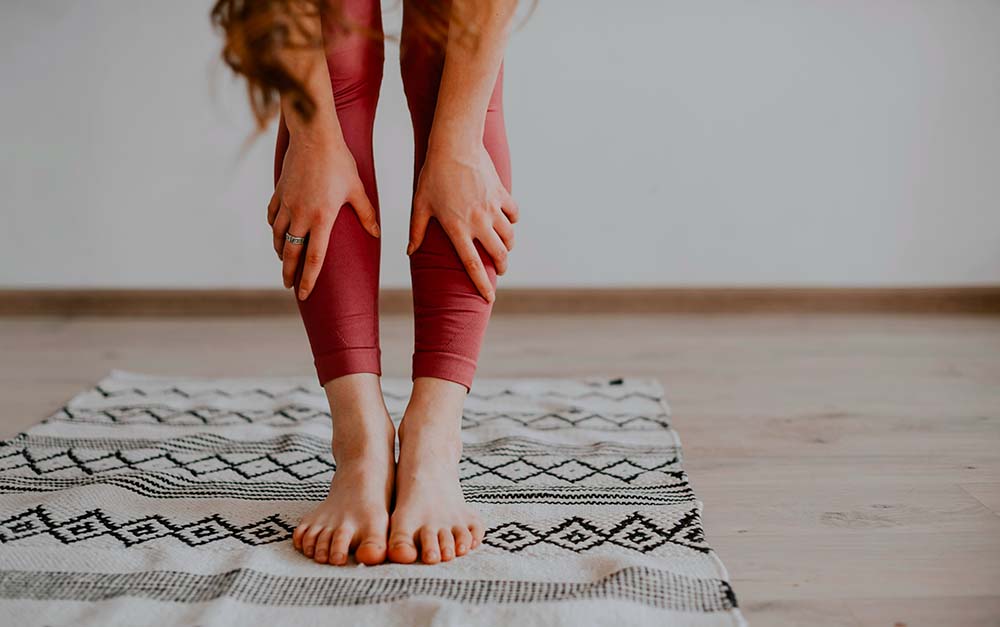 Exercice de yoga prénatal pour future maman, préparation à l'accouchement. Comment une séance préparation naissance accouchement bébé par le yoga aide à assouplir le corps ?