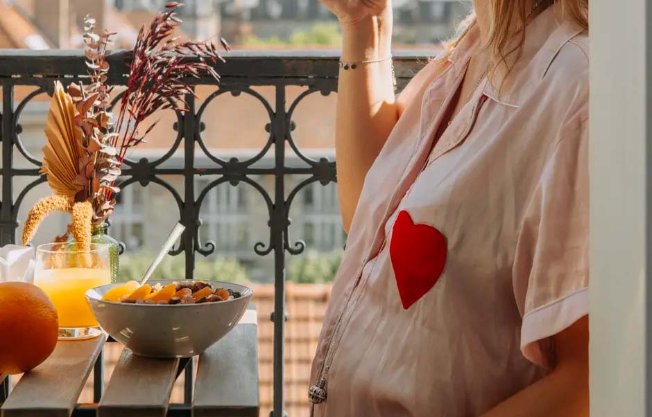 Quelle destination choisir pour une babymoon pendant la grossesse ? Escapade romantique avec petit-déjeuner en terrasse, idéale pour profiter d’un dernier moment en couple avant la naissance.