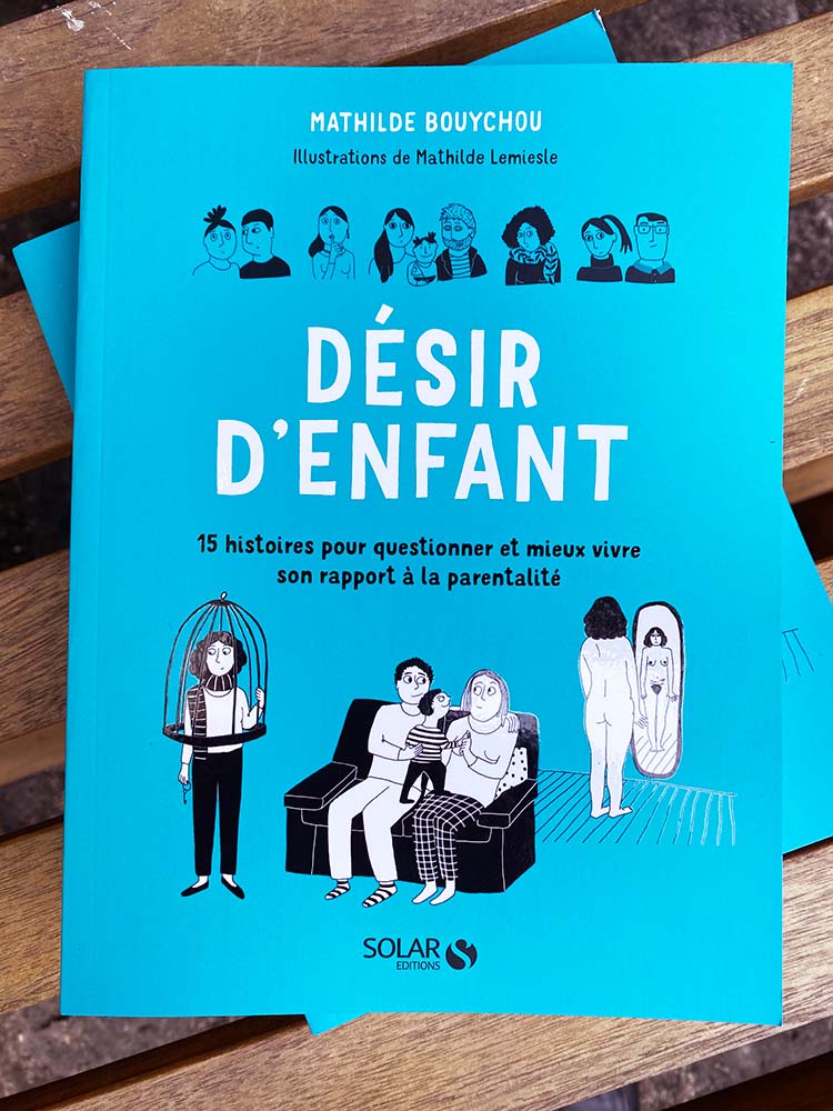 Couverture du livre 'Désir d'enfant' de Mathilde Bouychou, psychologue spécialisée en parentalité, accompagné de dessins humoristiques sur la grossesse et les attentes parentales. Conseils psychologiques pour futurs parents et maman enceinte.