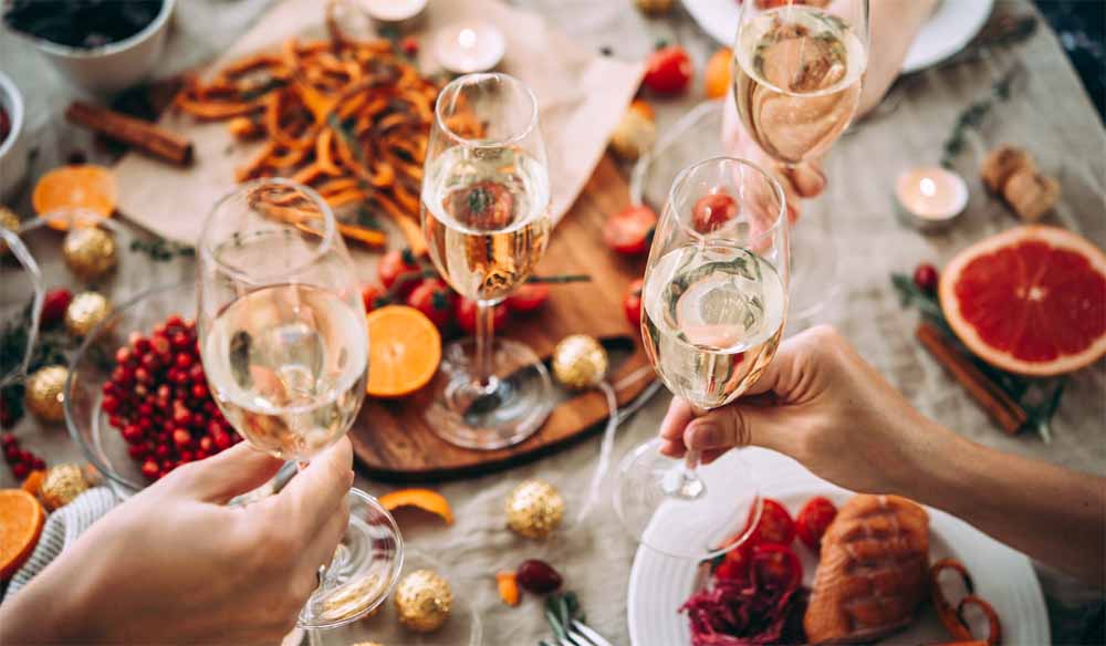 Repas de Noël femme enceinte boisson autorisée :
Boissons adaptées pour les femmes enceintes pendant le repas de Noël, avec des verres de jus pétillant ou boissons sans alcool festives posés sur une table décorée d’oranges, de cannelle et de baies rouges. Que boire sans risque à Noël pendant la grossesse ?