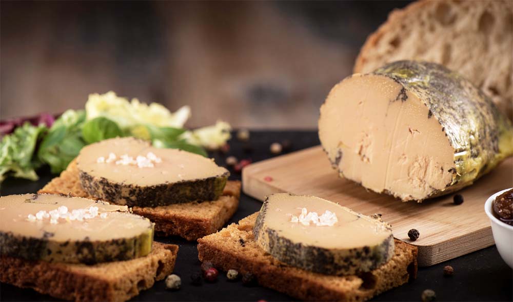 Foie gras Noël grossesse : foie gras canard sur pain d’épices avec une touche de fleur de sel, recommandé cuit pour une femme enceinte pendant les fêtes. Peut-on manger du foie gras à Noël enceinte ? Astuces pour un menu sécurisé.