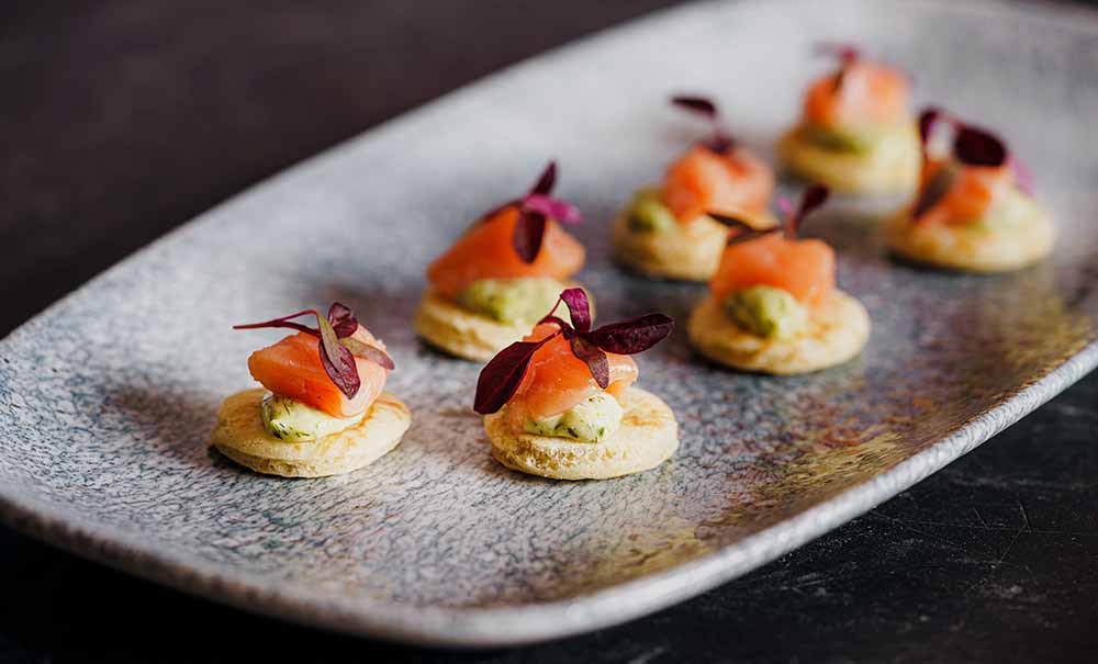 Saumon ou poisson à Noël femme enceinte : amuse-bouches au saumon fumé avec une touche de crème et d’herbes, parfaits pour une femme enceinte à Noël. Quel poisson ou fruits de mer peut-on consommer pendant les fêtes de fin d’année ?