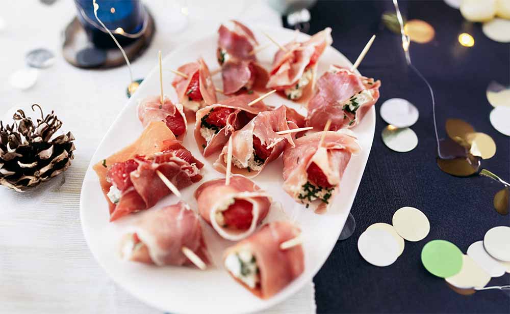 Repas de Noël enceinte charcuterie sans risque : charcuterie festive pour femme enceinte, comme jambon cru cuit ou roulé, idéal pour un apéritif de Noël sans risque. Liste des charcuteries autorisées pendant les fêtes pour les futures mamans.