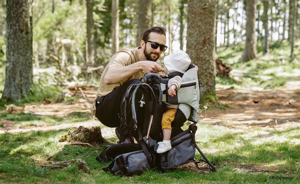 Babymoov Moov and Hike, porte-bébé grande longue randonnée avec bébé pratique pour les pauses, idéal pour les parents cherchant un équipement de randonnée ergonomique.