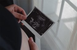 Sexe bébé échographie premier trimestre fiable, connaitre fille garçon grossesse, savoir à quelle échographie connaître sexe bébé avec précision, quand découvrir genre bébé grossesse premier trimestre.