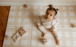 Avantages et inconvénients des modes de garde bébé : crèche, nounou, assistante maternelle. Guide pour les parents à la recherche de la meilleure option.