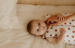 Meilleure tenue pour habiller bébé la nuit, pyjama en coton respirant ou gigoteuse pour un sommeil confortable et sécurisé.