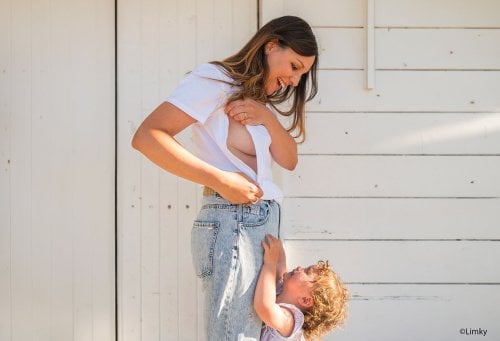 Allaitement et taille des seins : petits seins, grosse poitrine, quel impact sur la production de lait ?